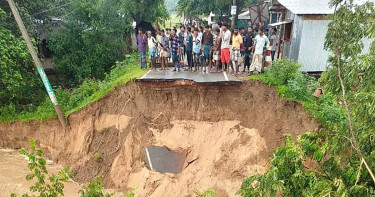 টানা বৃষ্টিতে সেতু ধসে বান্দরবান-রাঙামাটি সড়ক যোগাযোগ বিচ্ছিন্ন