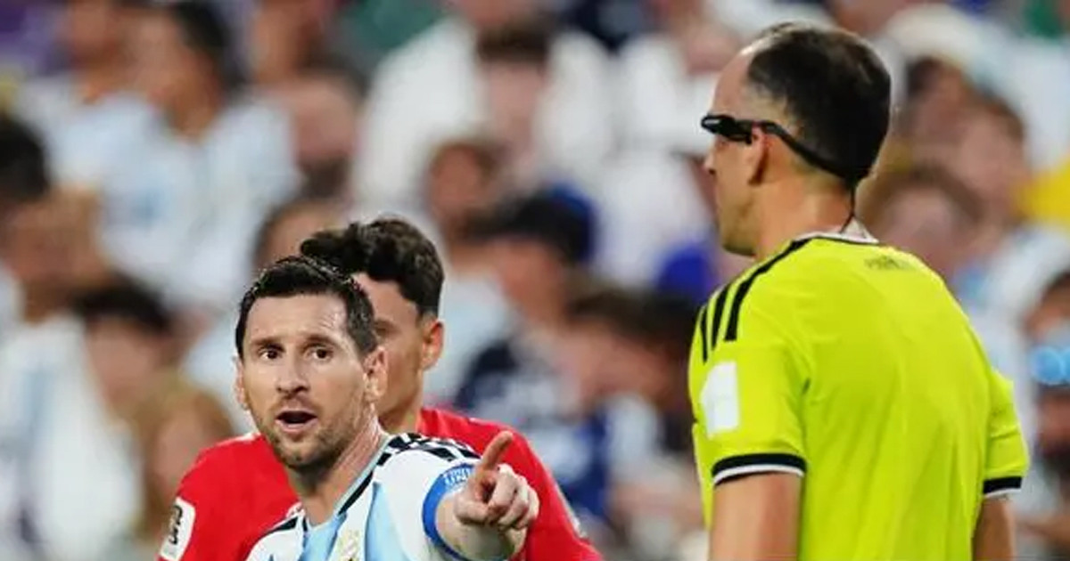 ‘আমাকে সম্মান দিয়ে কথা বলো’: রেফারিকে মেসি