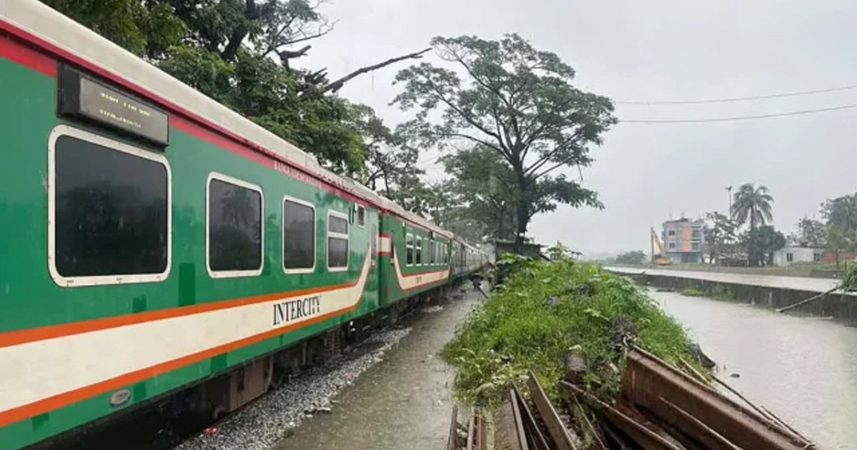 পাঁচ দিন পর চালু চট্টগ্রাম-কক্সবাজার রুটে ট্রেন চলাচল, ফিরল স্বস্তি
