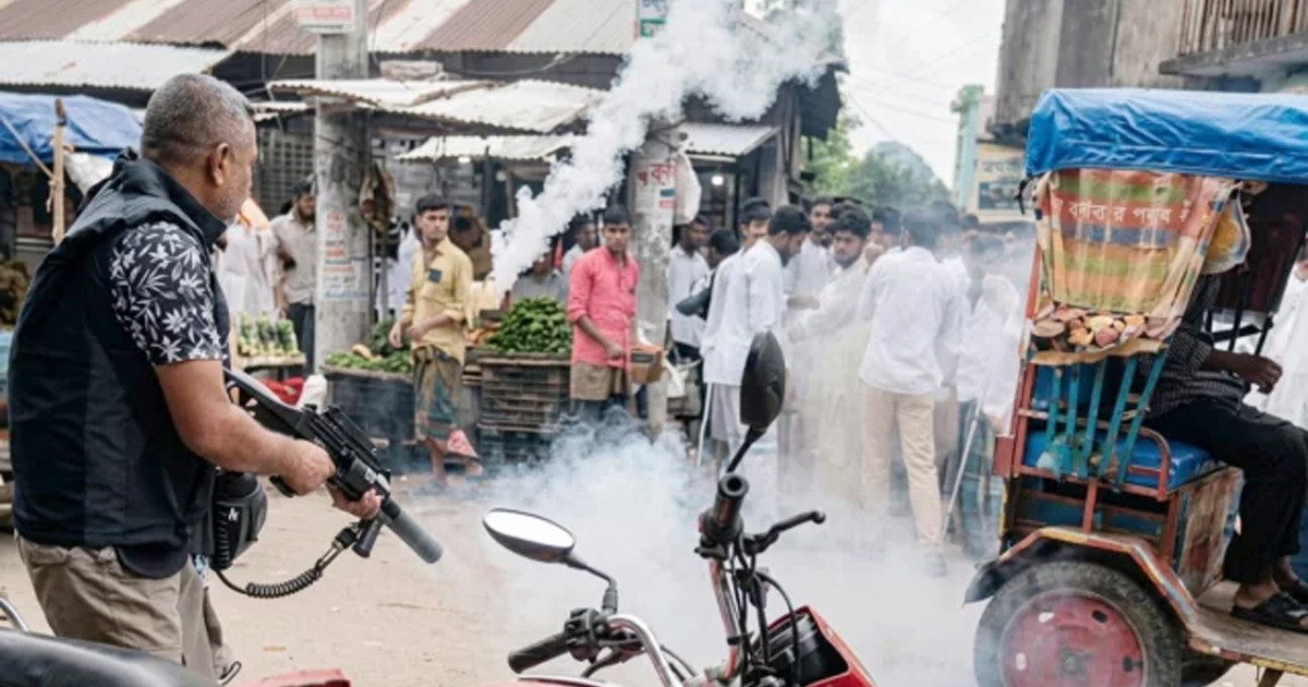 নকলে বাধা দেওয়ায় পরীক্ষার্থী-পুলিশ সংঘর্ষ, ১০০ জনের বিরুদ্ধে মামলা