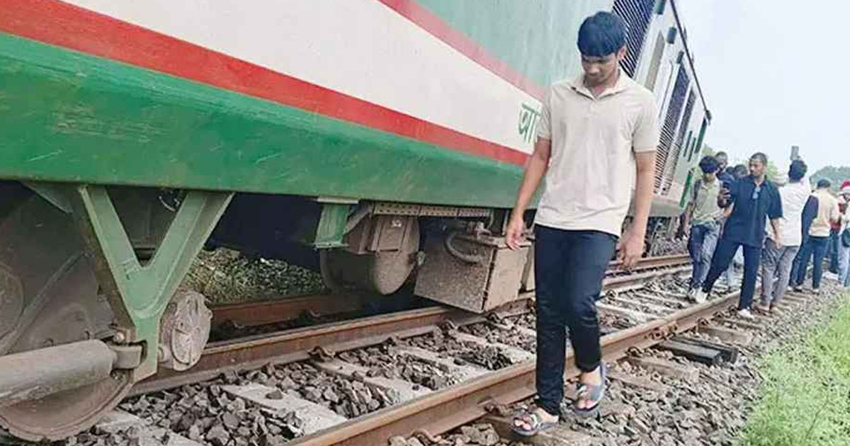 ঈশ্বরদীতে একতা এক্সপ্রেস লাইনচ্যুত, উত্তরাঞ্চলের সঙ্গে যোগাযোগ বন্ধ