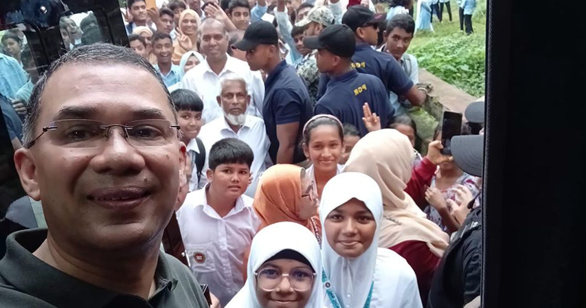 শিক্ষার্থীদের আবদারে গাড়ি থামালেন প্রধানমন্ত্রী, তুললেন সেলফি