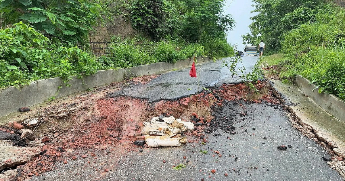 পাঁচ দিন ধরে বিচ্ছিন্ন বাঘাইছড়ি, সড়ক ধসে বন্ধ যান চলাচল