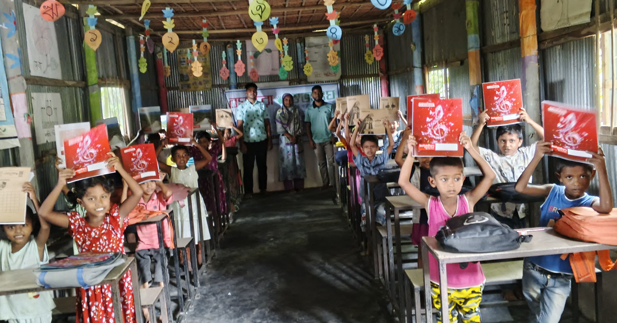 গঙ্গাচড়ায় বসুন্ধরা শুভসংঘের শিক্ষা উপকরণ পেয়ে উচ্ছ্বসিত শিক্ষার্থীরা