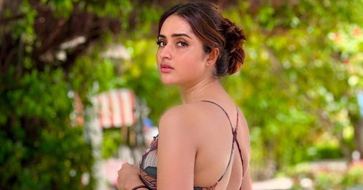 মালদ্বীপে অন্য রূপে কেয়া পায়েল
