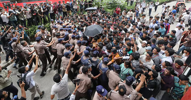 শিক্ষামন্ত্রীর পদত্যাগ দাবিতে চার জেলায় বিক্ষোভ
