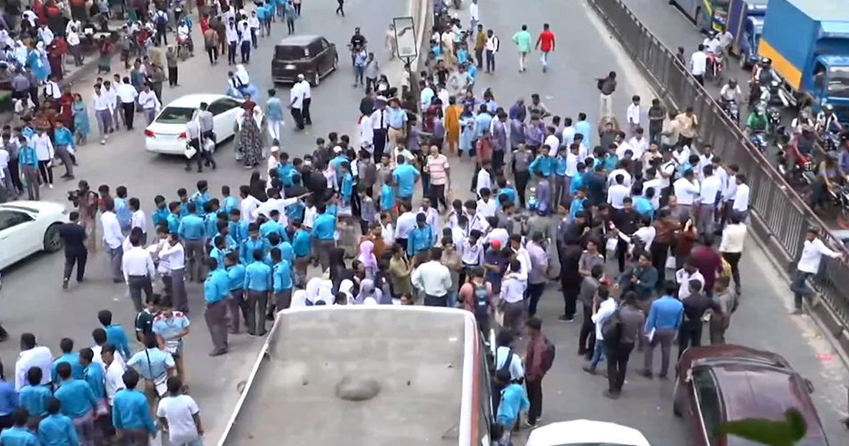 শিক্ষামন্ত্রীর পদত্যাগের দাবিতে উত্তরায় শিক্ষার্থীদের সড়ক অবরোধ, যান চলাচল বন্ধ