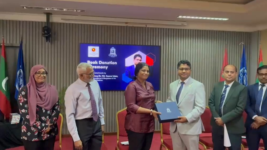 ঢাকা-মালদ্বীপের সম্পর্কের নতুন দিগন্ত: এমএনইউতে বাংলাদেশ হাইকমিশনারের গ্রন্থ উপহার