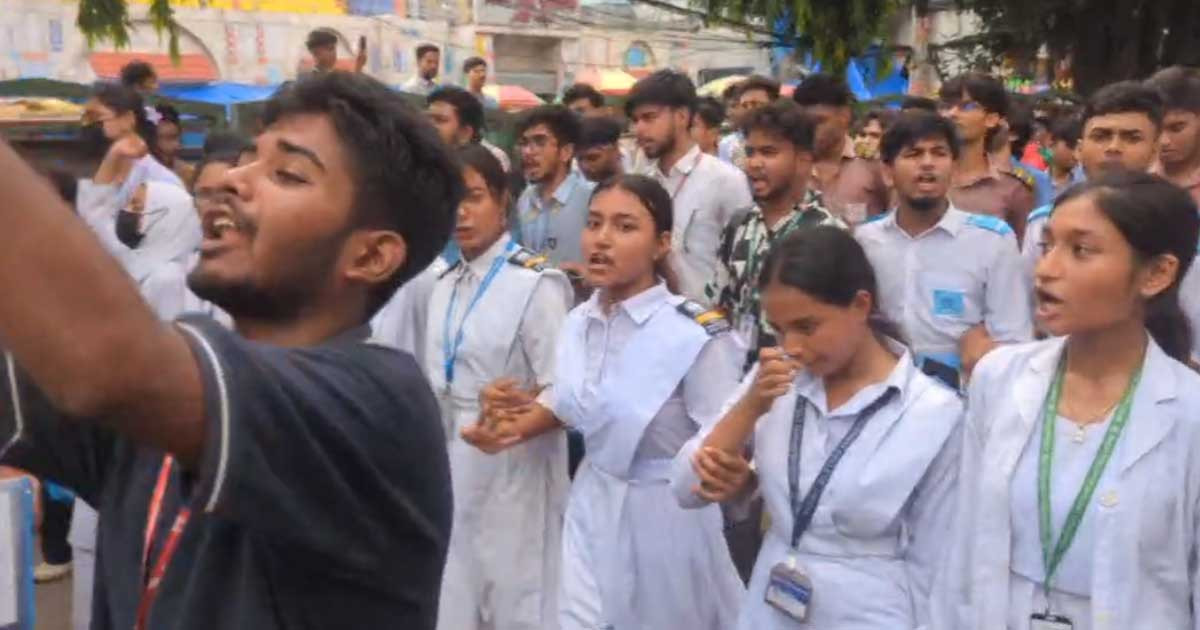 সচিবালয় অভিমুখে শিক্ষার্থীদের লংমার্চ