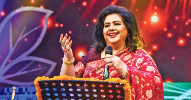 বন্যার্তদের সহায়তায় মঞ্চে উঠছেন রুনা লায়লা