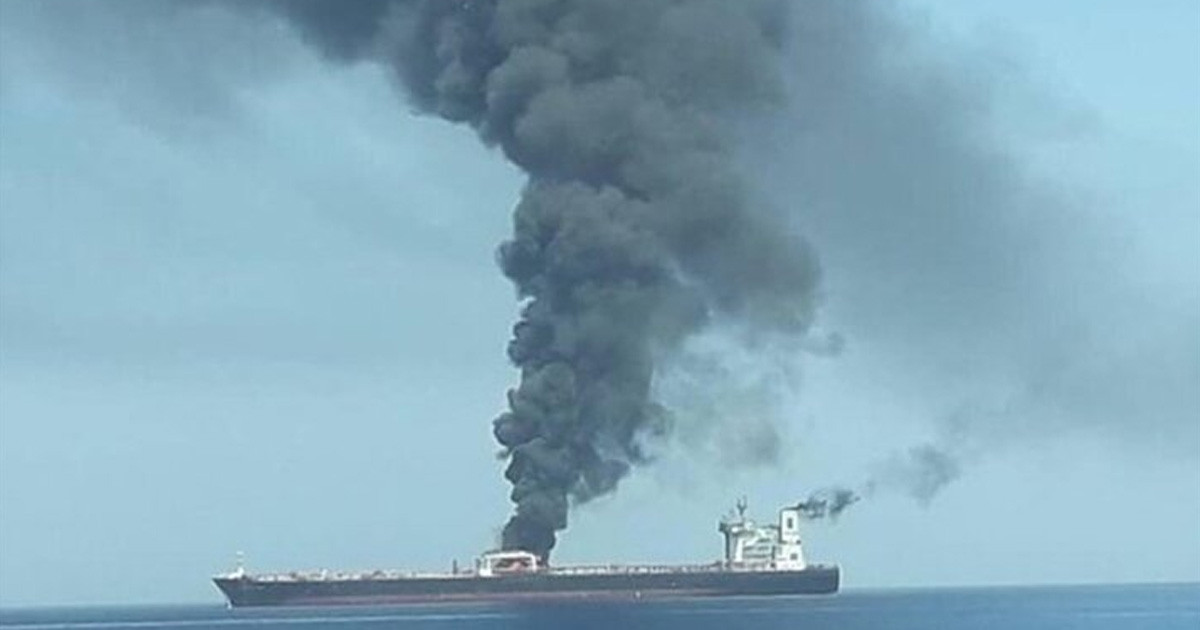 হরমুজে ইরানের মাইন পাতা এলাকায় দুই তেলবাহী ট্যাংকারে বিস্ফোরণ