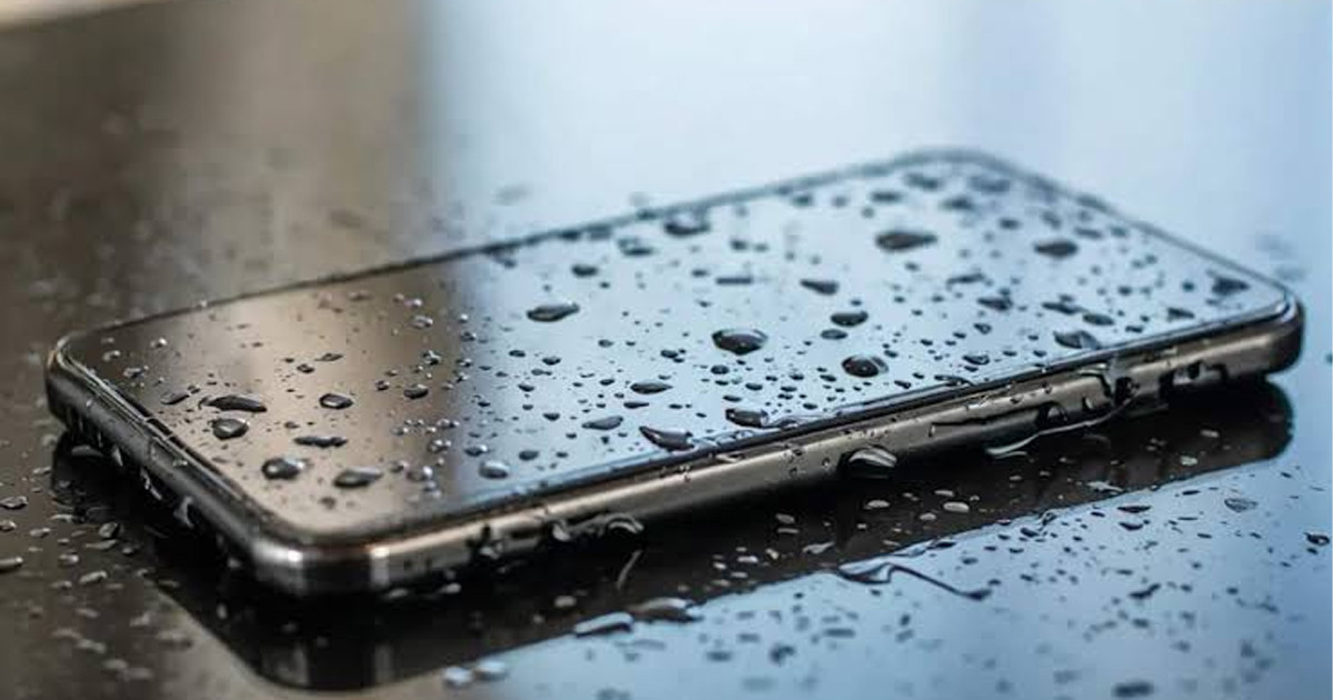 আইফোন ভিজে গেলে কতক্ষণ পর চার্জে দেবেন