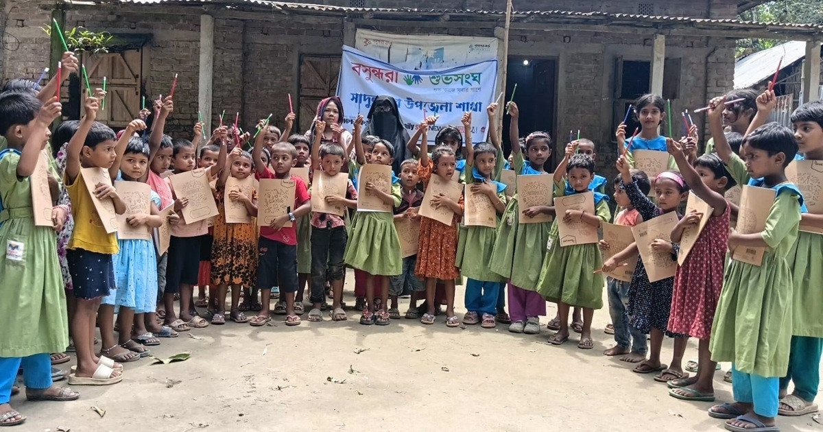 গাইবান্ধায় বসুন্ধরা শুভসংঘের উদ্যোগে শিক্ষার্থীদের মাঝে শিক্ষা উপকরণ বিতরণ