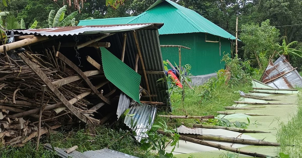 ১ মিনিটের আকস্মিক টর্নেডোয় লণ্ডভণ্ড ৩৫ পরিবার