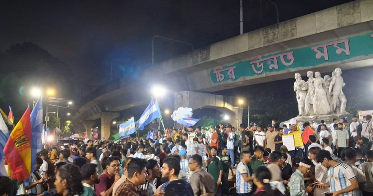 টিএসসিতে বিশ্বকাপ ফাইনালের আমেজ