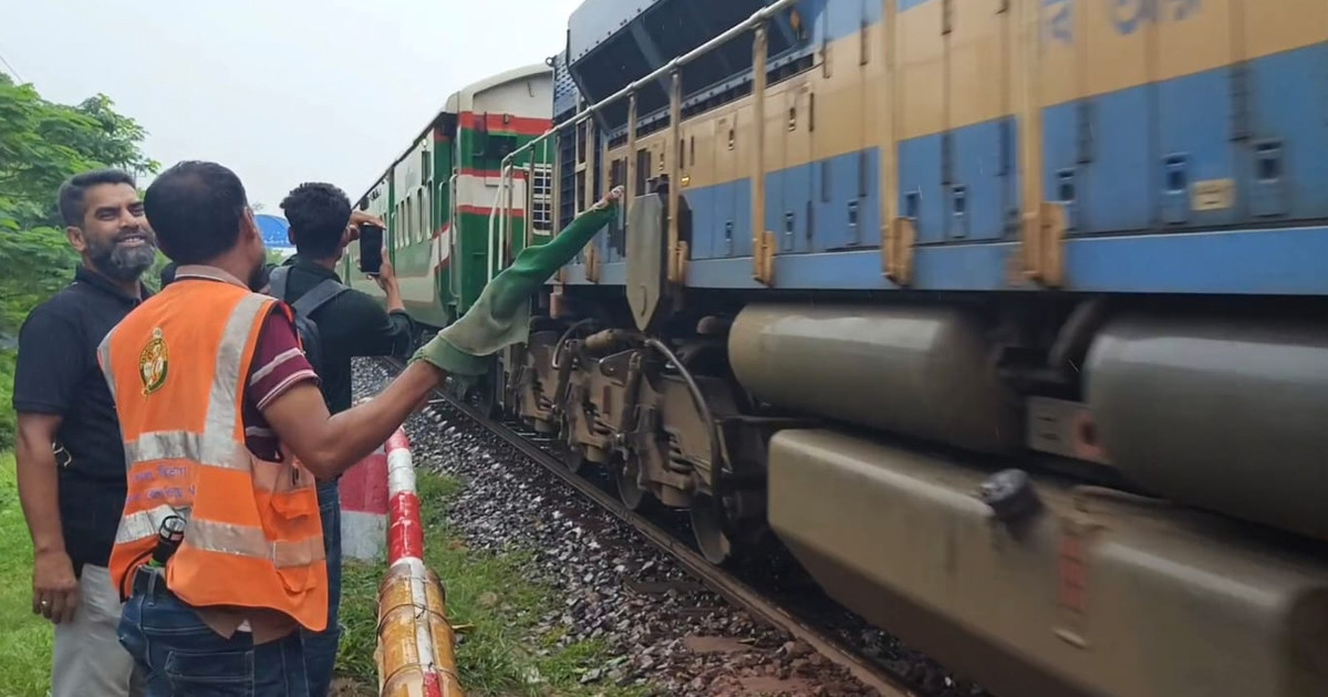 রেলপথ অবরোধ প্রত্যাহার রাবি শিক্ষার্থীদের