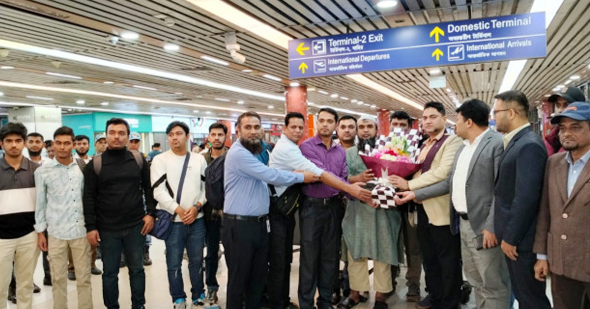 ১১৫ দিন পর দেশে ফিরেছেন হরমুজ প্রণালির কাছে আটকে থাকা ১৭ নাবিক