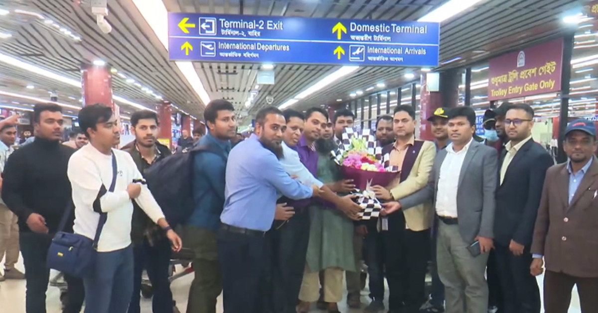 ১১৫ দিন পর দেশে ফিরেছেন হরমুজ প্রণালির কাছে আটকে থাকা ১৭ নাবিক