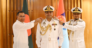 নবনিযুক্ত নৌবাহিনী প্রধানকে ভাইস এডমিরাল র‍্যাংক ব্যাজ পরালেন প্রধানমন্ত্রী