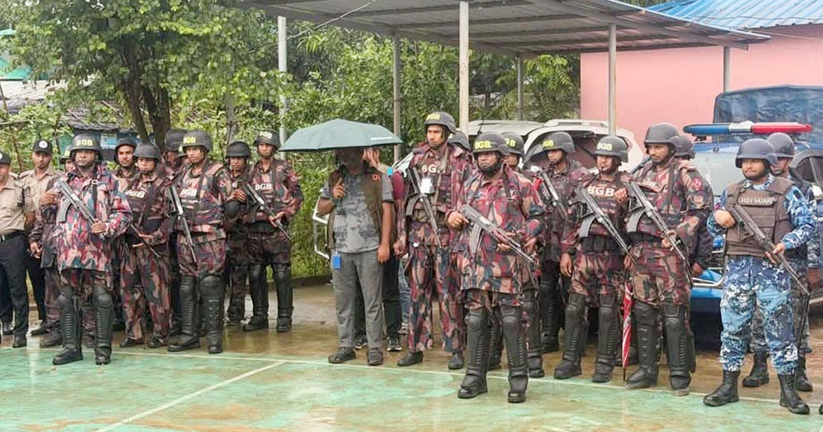 রোহিঙ্গা ক্যাম্পে যৌথ বাহিনীর অভিযানে মাদকসহ আটক ৯