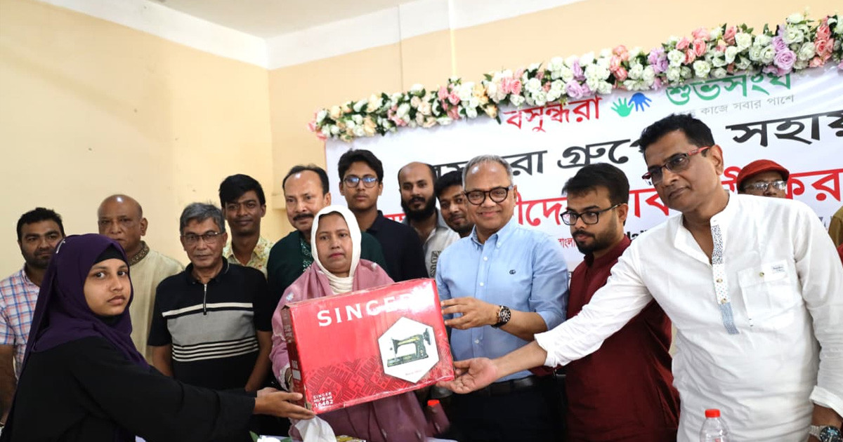গাইবান্ধার গোবিন্দগঞ্জে ২০ অস্বছল নারীর মাঝে সেলাই মেশিন বিতরণ
