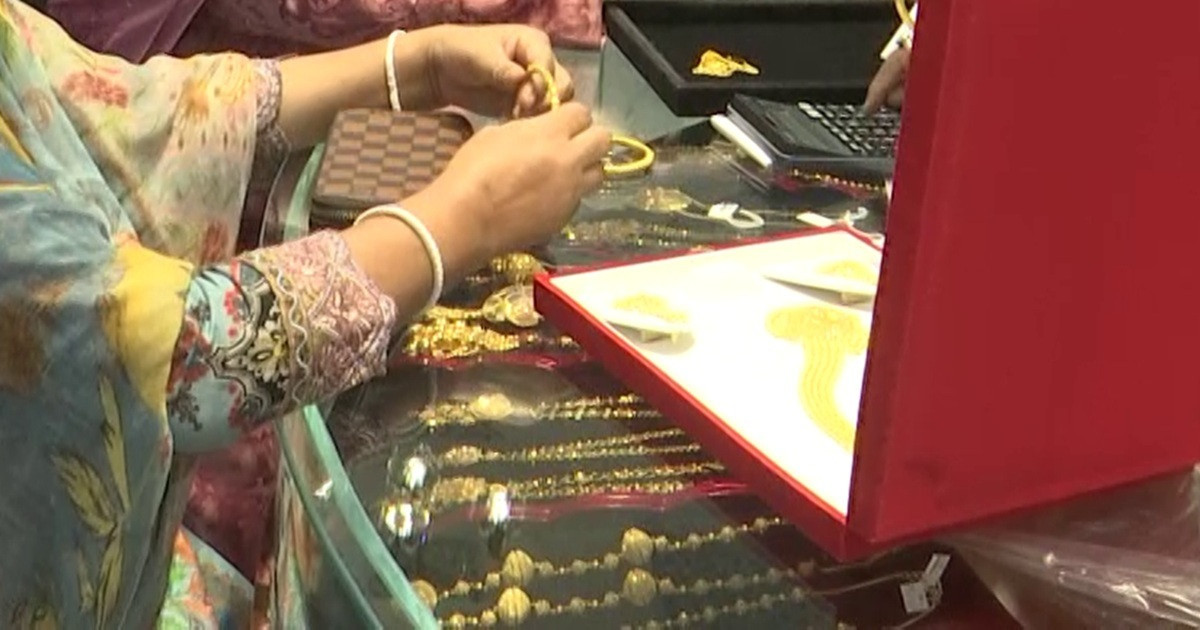 আবারও বড় অঙ্কে কমলো দাম, স্বর্ণের দোকানে ভিড়