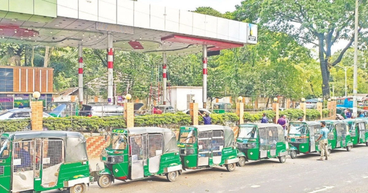 কাটছেই না গ্যাস সংকট