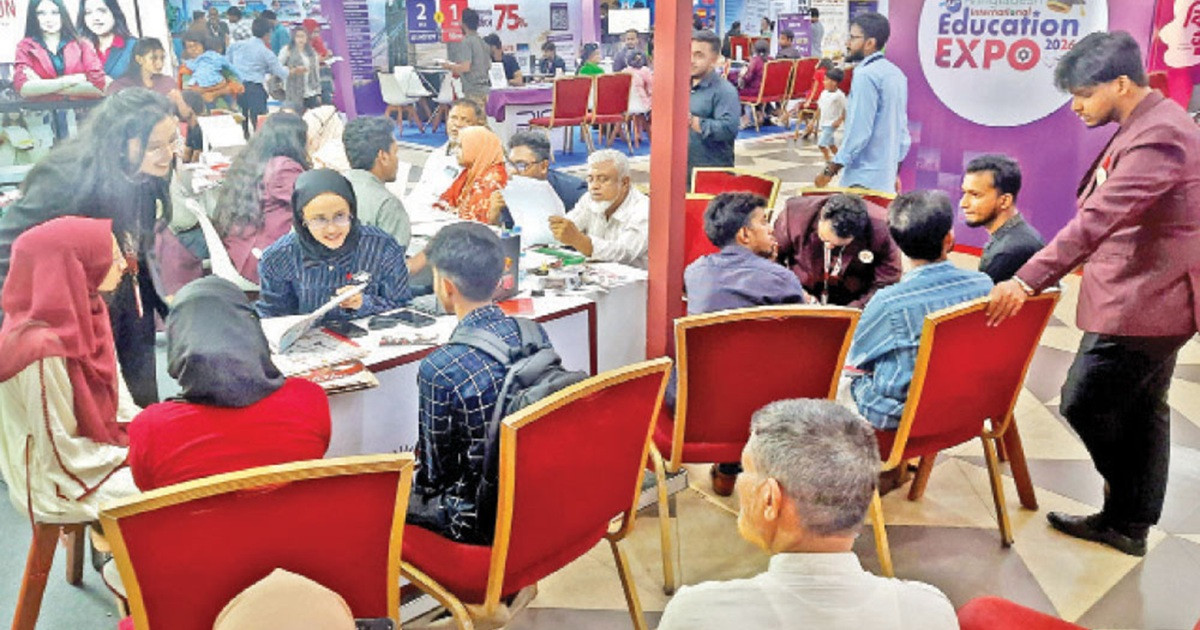আইসিসিবিতে শিক্ষামেলায় শিক্ষার্থী-অভিভাবকের উপচে পড়া ভিড়