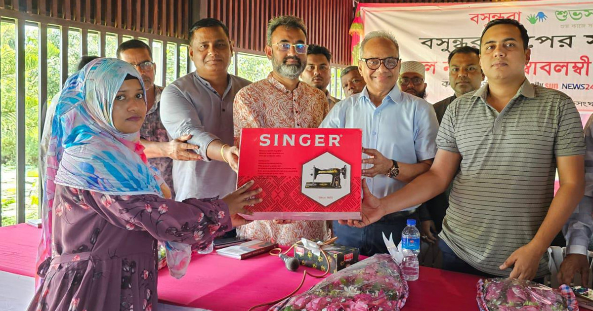 সুন্দরগঞ্জে ২০ নারীর হাতে বসুন্ধরা গ্রুপের সেলাই মেশিন