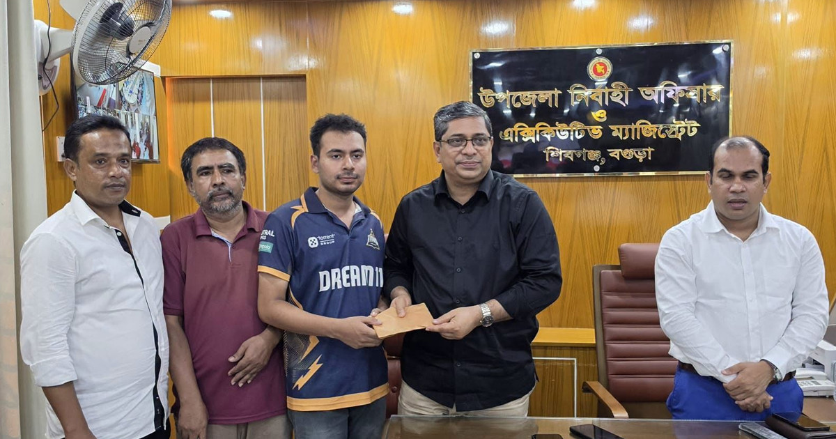 বেরোবিতে সুযোগ পাওয়া মেধাবী শিক্ষার্থী নীরবের পাশে এলজিআরডি প্রতিমন্ত্রী