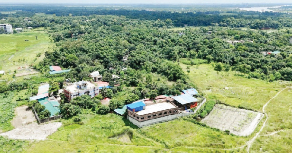 এবার মায়ের কবরও বুলডোজারের মুখে