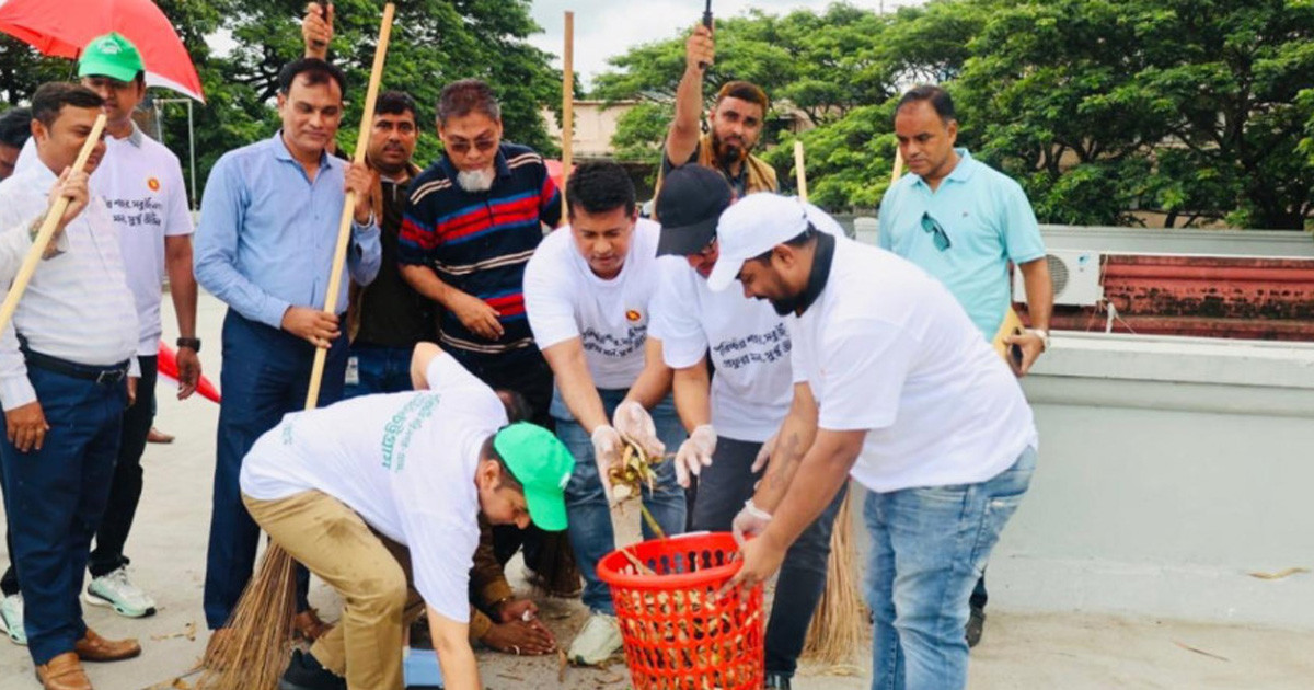 ১ দিনে ১৩৫ টন বর্জ্য সরিয়ে রেকর্ড গড়লেন চট্টগ্রামের ডিসি জাহিদ
