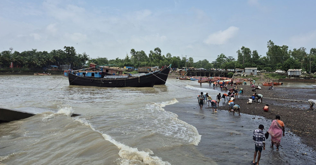 ২৭ দিনের ১৭ দিনই নৌযান চলাচল বন্ধ