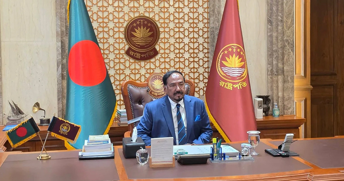 বঙ্গভবনে দাপ্তরিক কার্যক্রম শুরু করলেন ভারপ্রাপ্ত রাষ্ট্রপতি
