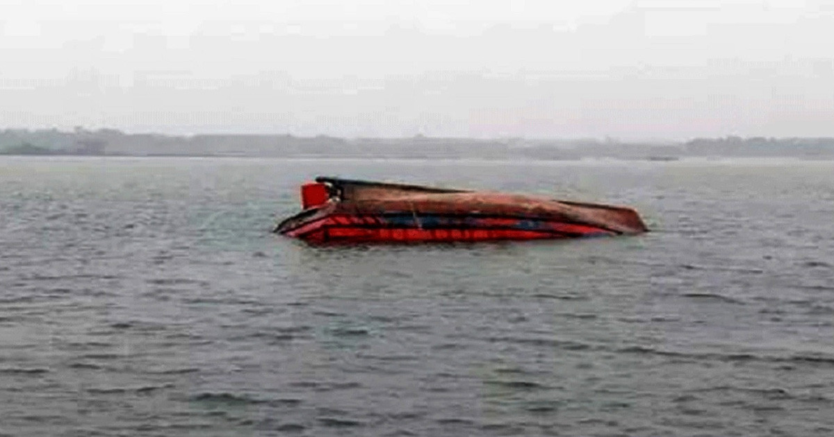 টেকনাফে রোহিঙ্গাবাহী নৌকাডুবি, উদ্ধার ১৮, নিখোঁজ ১৩
