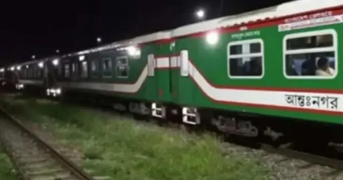 যান্ত্রিক ত্রুটিতে মিরসরাইয়ে দেড় ঘণ্টা আটকা সোনার বাংলা এক্সপ্রেস