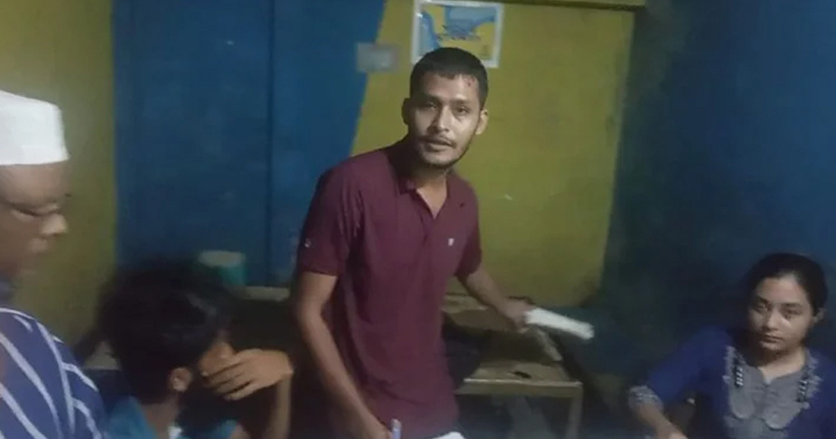 বন্ধুদের সঙ্গে নিয়ে চায়ের দোকানে বসে এইচএসসি খাতা মূল্যায়ন, প্রভাষক আটক