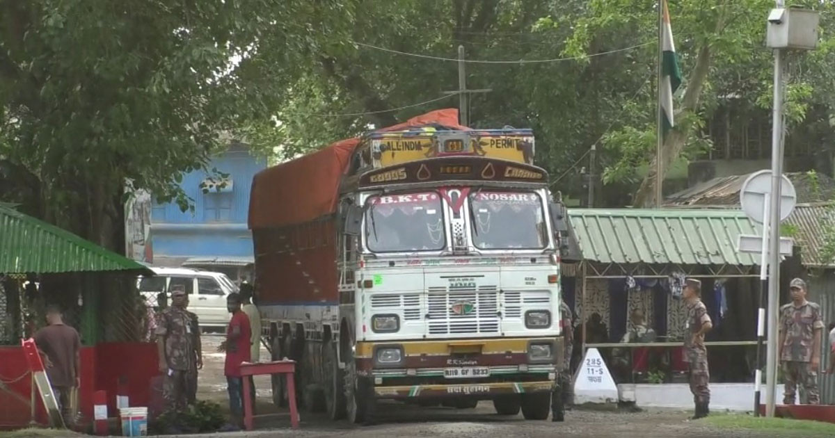 হিলি দিয়ে কাঁচামরিচ আমদানি শুরু, কমল দাম