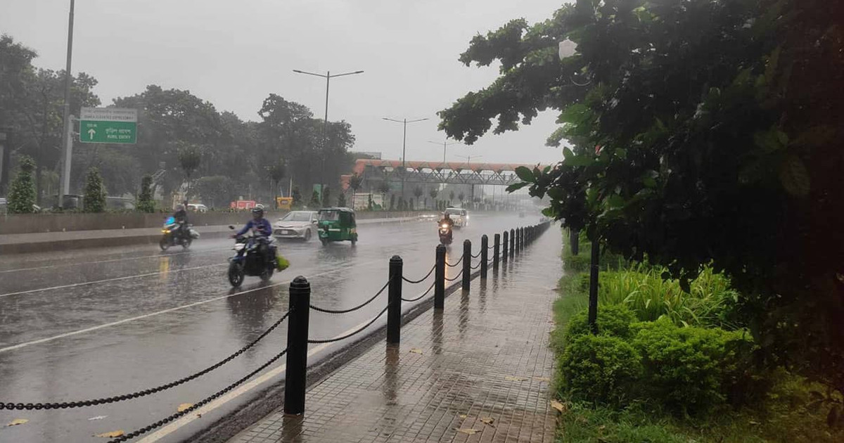 ভোরের বৃষ্টিতে ভিজল ঢাকা, থাকতে পারে দুপুর পর্যন্ত