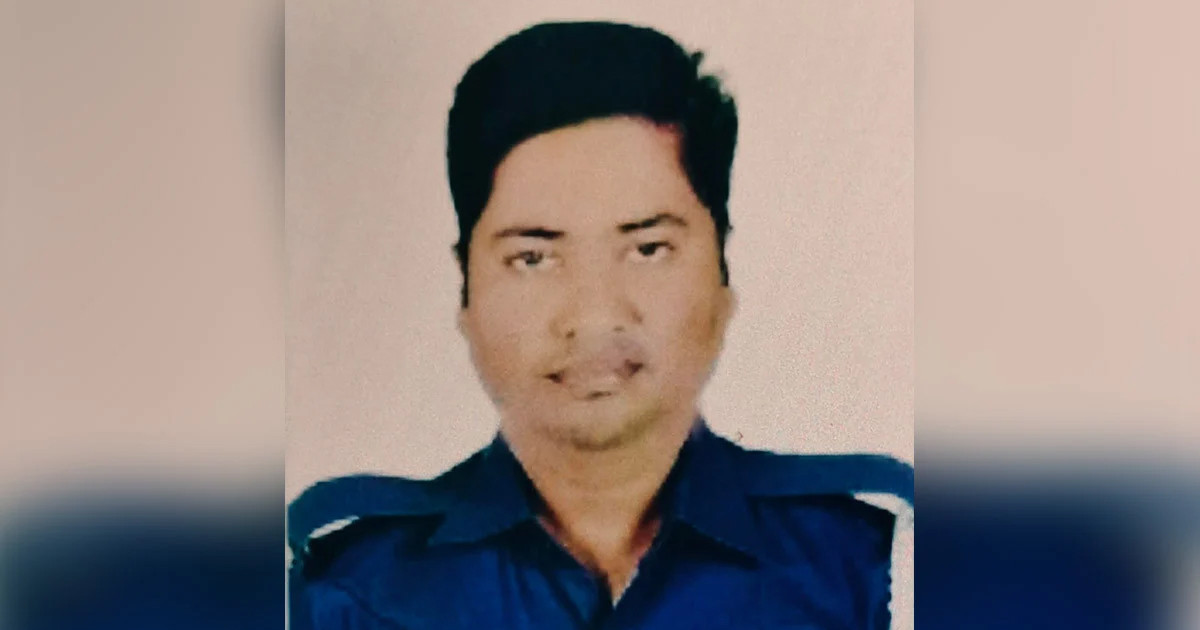 পুলিশের পিকআপের ওপর ট্রাক উল্টে কনস্টেবল নিহত