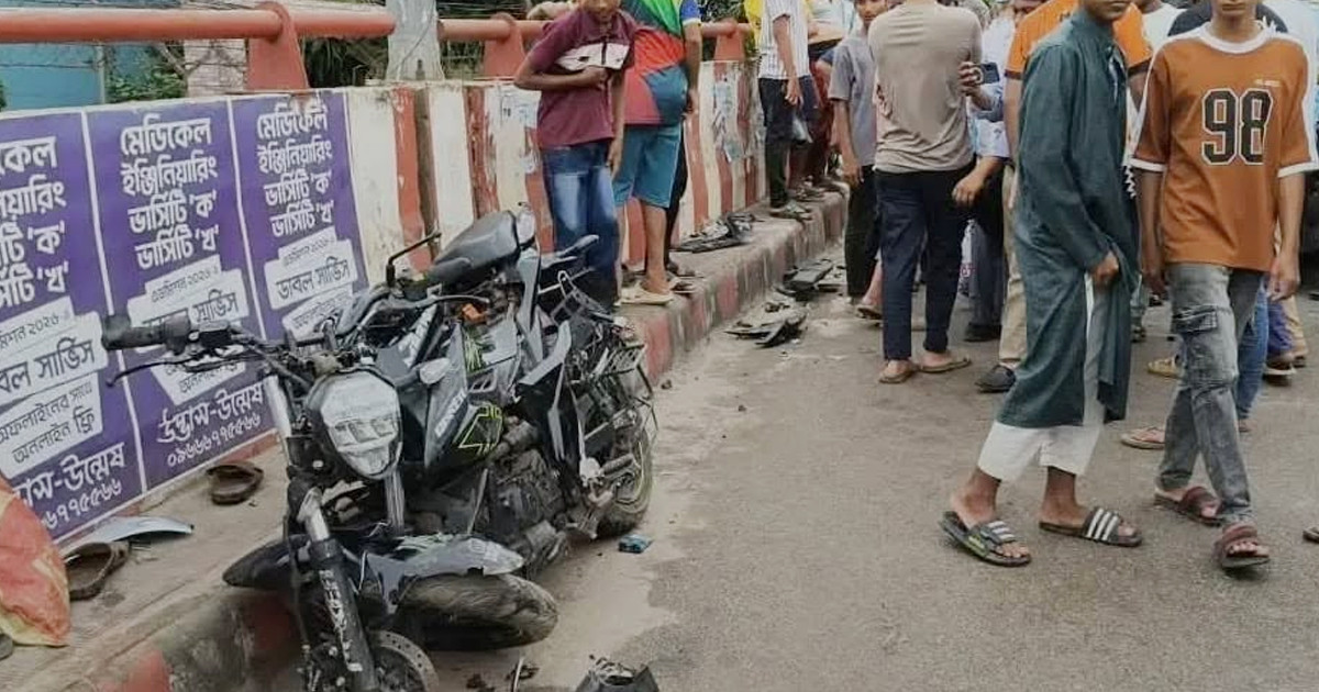 ফ্লাইওভারে তিন যানবাহনের সংঘর্ষ, আহত ৬