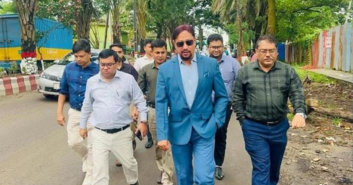 চট্টগ্রামে ভারী বৃষ্টিতে ক্ষতিগ্রস্ত সড়ক দ্রুত সংস্কারের নির্দেশ মেয়রের