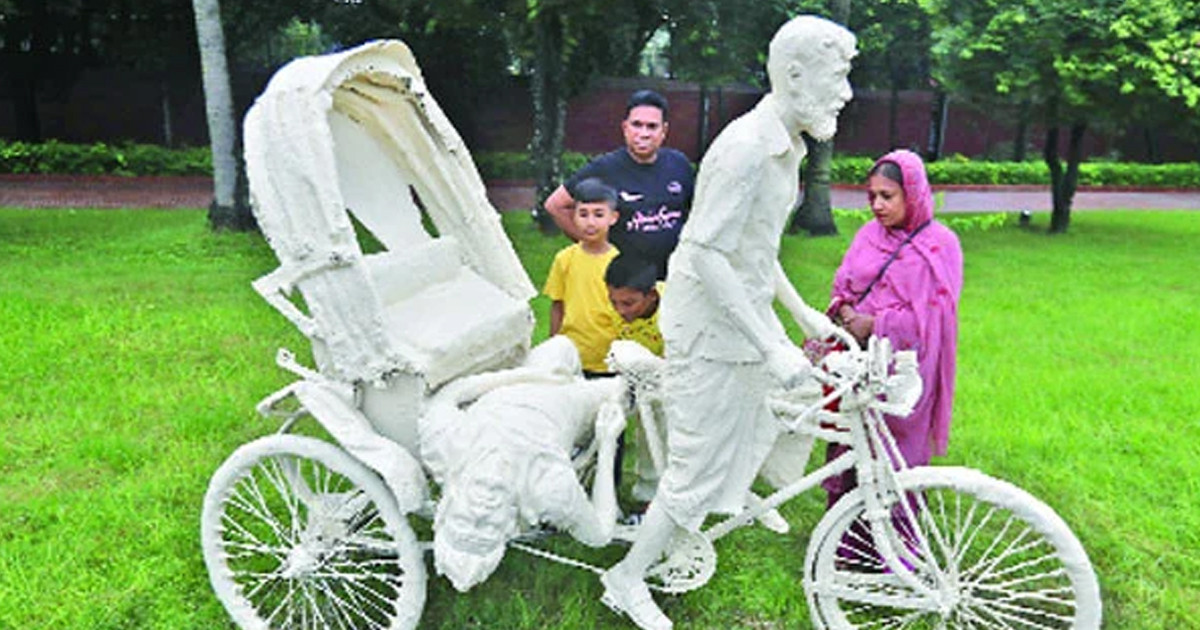 স্বৈরাচারের চিহ্ন দেখতে ভিড়
