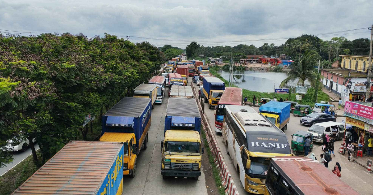 ঢাকা-চট্টগ্রাম মহাসড়কে ১৫ কিলোমিটার যানজট, দুর্ভোগে হাজারো যাত্রী