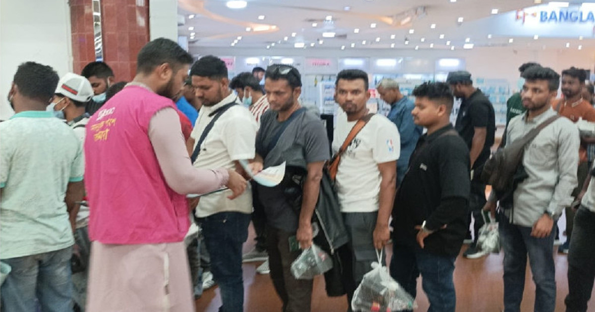 লিবিয়া থেকে দেশে ফিরলেন ৩৪০ বাংলাদেশি