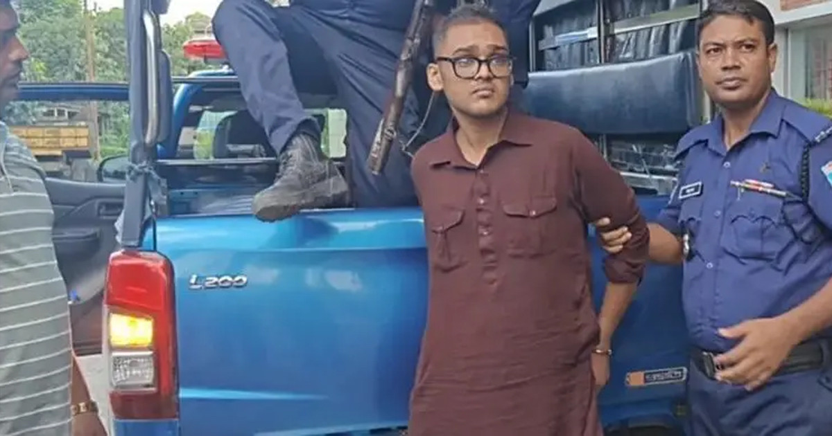 নাটোরে মন্ত্রীর পথসভা থেকে পিস্তলসহ যুবক আটক
