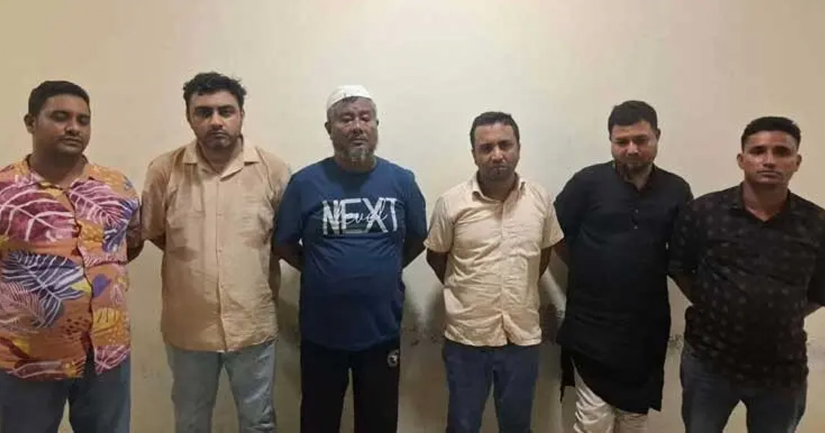 রাতে পুলিশ প্লাজায় আওয়ামী লীগের গোপন বৈঠক, আটক ৬