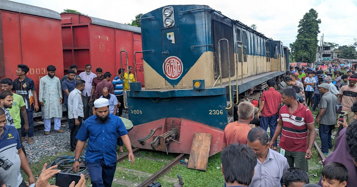 বুড়িমারীর বগি লাইনচ্যুত, রংপুর-লালমনিরহাট রুটে রেল চলাচল বন্ধ