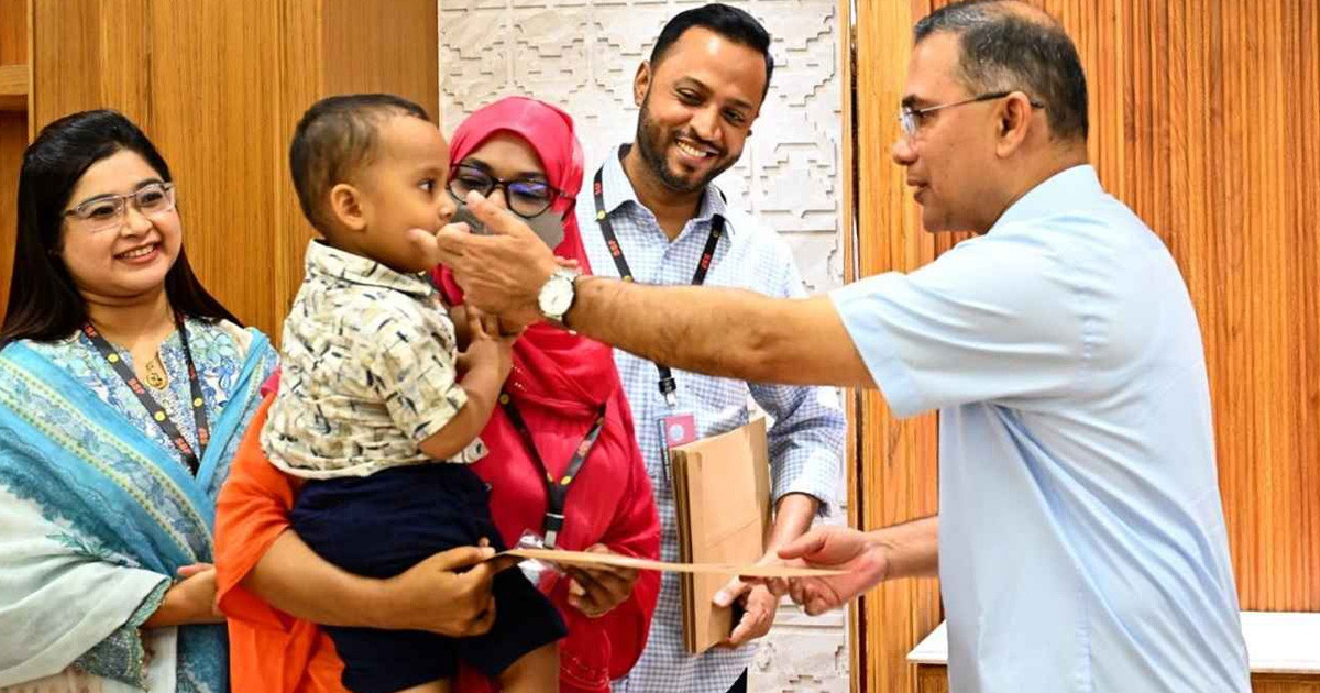 জুলাইয়ের শহীদ ও আহত ১০ পরিবারের সদস্যদের নিয়োগপত্র দিলেন প্রধানমন্ত্রী