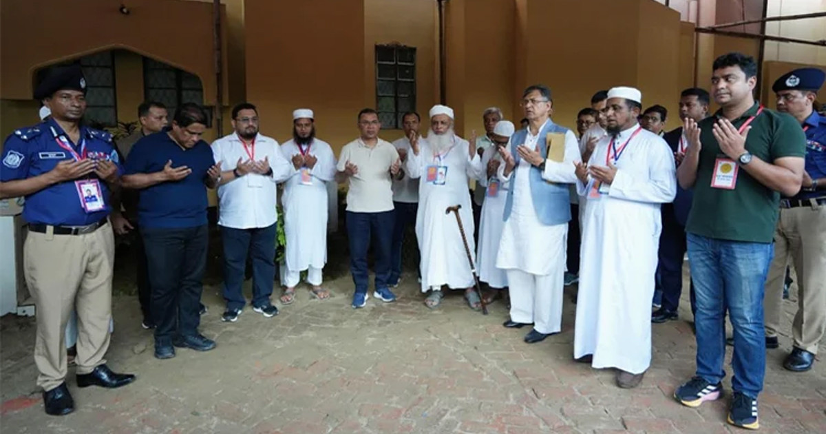 আল্লামা শাহ আহমেদ শফীর (রহ.) কবর জিয়ারত করেছেন প্রধানমন্ত্রী